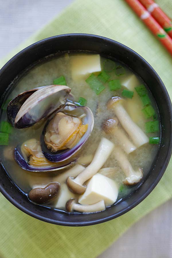 Délicieuse et facile soupe miso de palourdes Asari dans un bol.