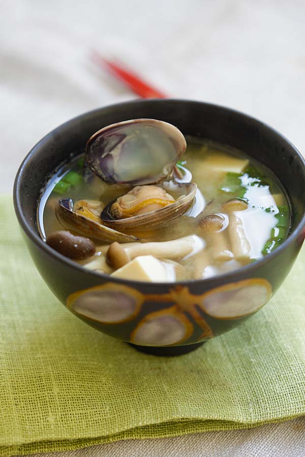 Soupe miso japonaise rapide et facile aux palourdes de Manille dans un bol prêt à servir.