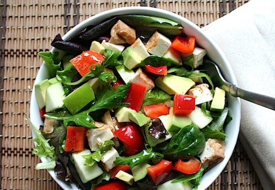 recette de salade de légumes verts, avocat, pomme et tofu