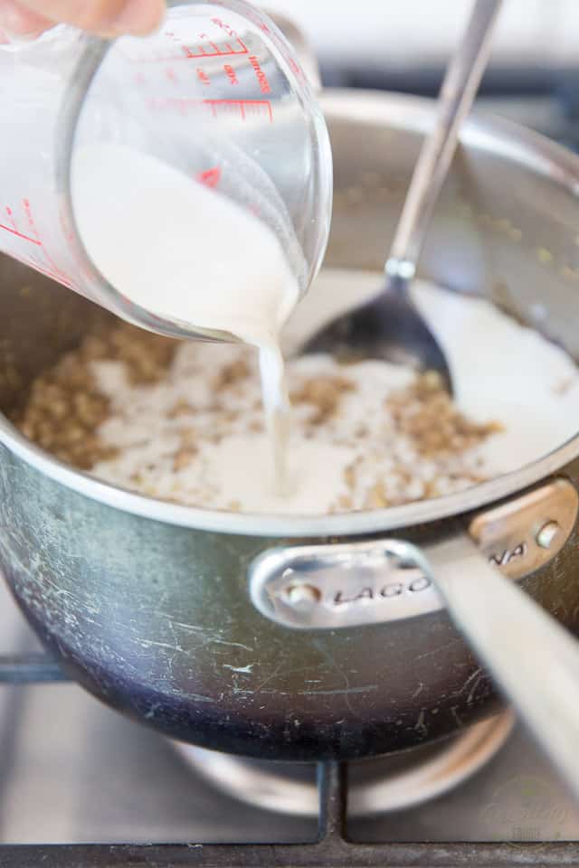 Verser le lait de chanvre dans la casserole avec les céréales cuites dedans
