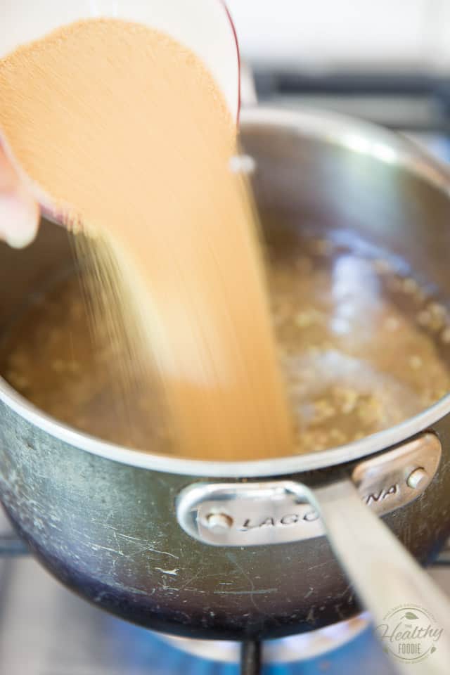 Ajouter les graines d'amarante dans une grande casserole remplie d'eau bouillante
