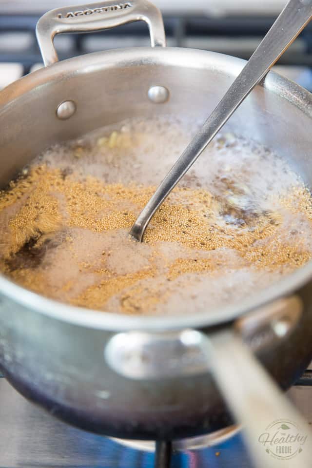Ramener à ébullition les grains et l'eau en remuant avec une grande cuillère