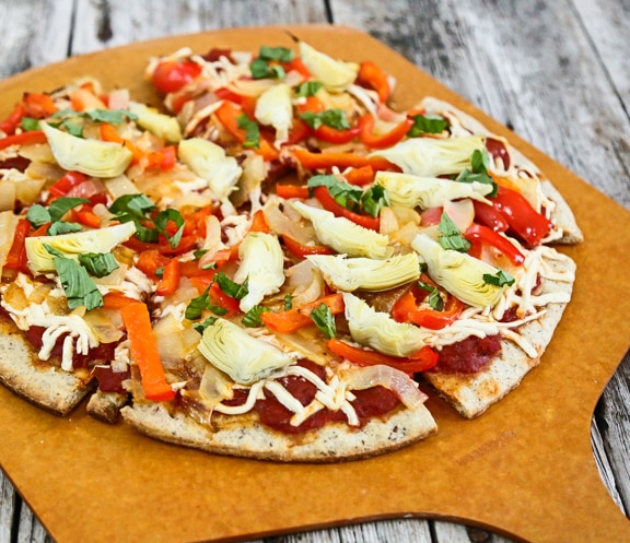Recette de pizza végétalienne à l'oignon et aux artichauts