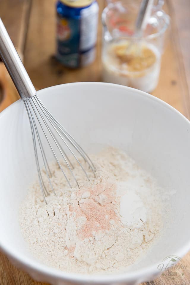 Mélanger les farines, le bicarbonate de soude et le sel dans un grand bol et bien mélanger avec un fouet