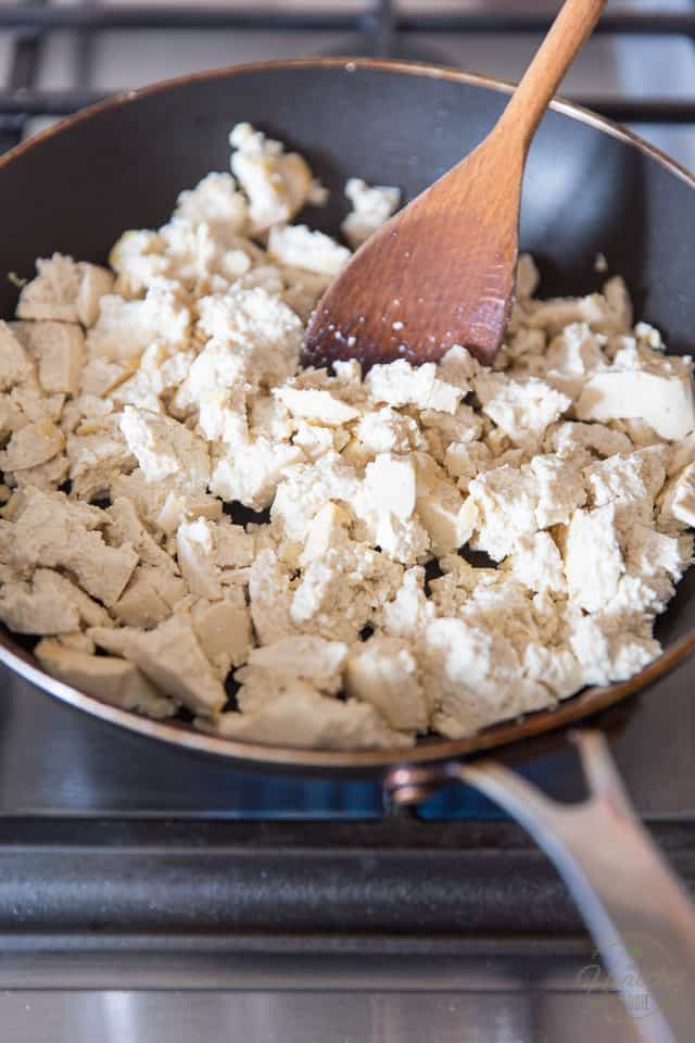 Émietter le tofu avec vos doigts, directement sur la poêle et cuire jusqu'à ce qu'il soit bien chaud et légèrement doré