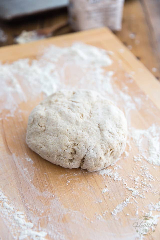 Retourner la pâte sur un plan de travail fariné, saupoudrer le dessus avec un peu de farine