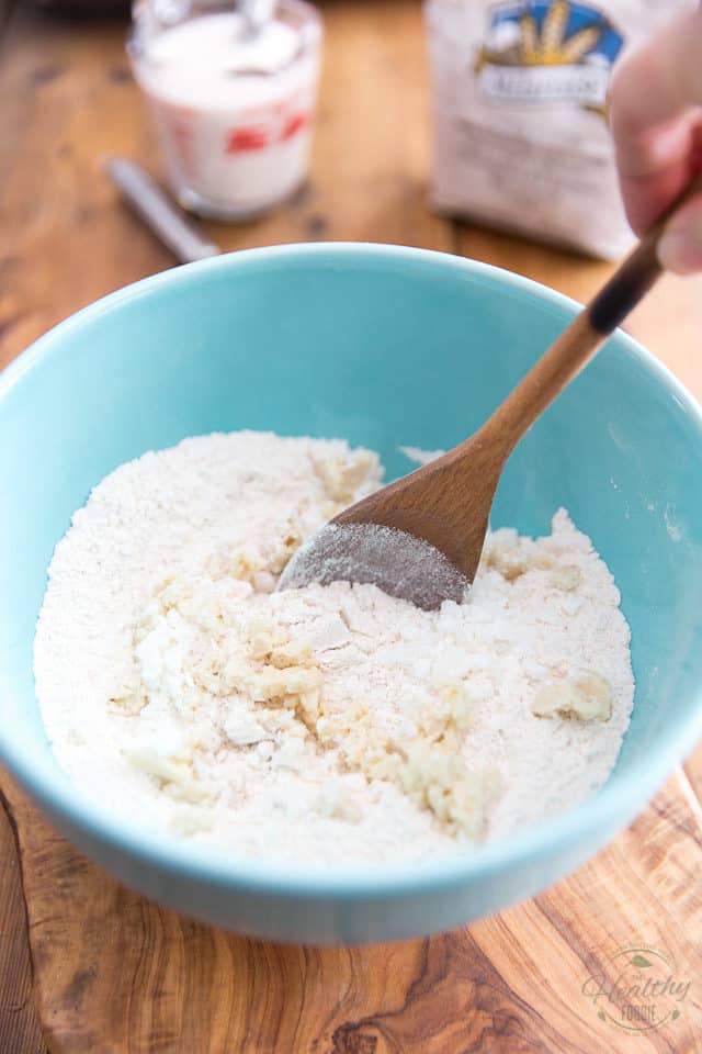 Ajouter les graisses froides finement hachées au mélange de farine et bien mélanger avec une cuillère en bois ou une spatule en caoutchouc