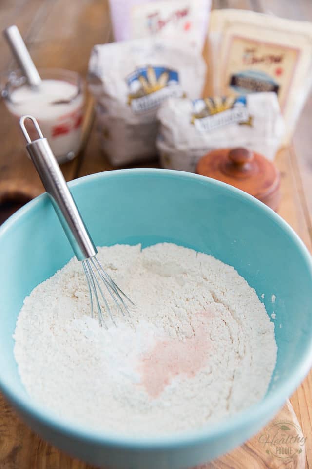 Dans un grand bol, mélanger les farines, la poudre à pâte, le bicarbonate de soude et le sel