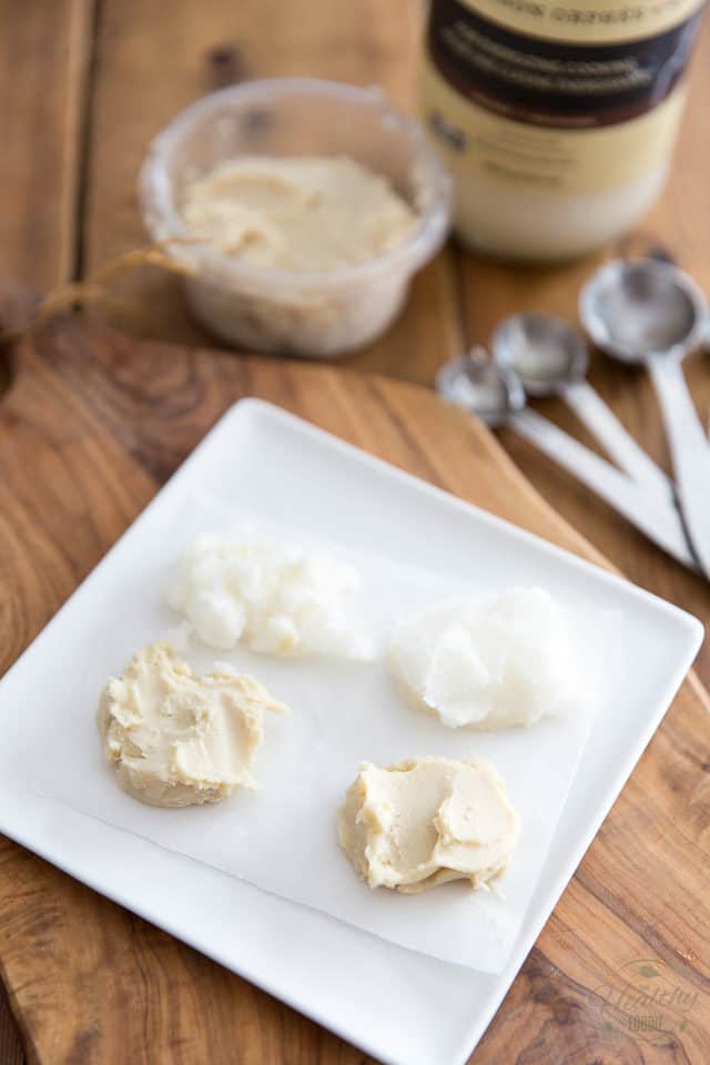 Déposer les cuillères à soupe d'huile de coco et de beurre vegan sur une petite assiette tapissée de papier sulfurisé