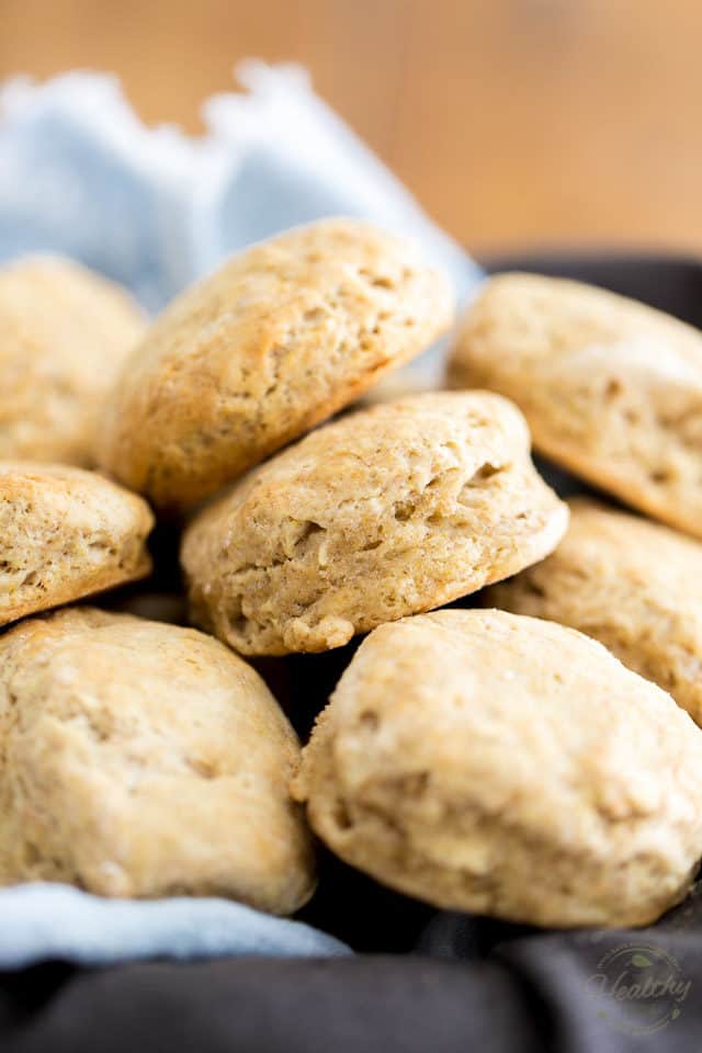 Les biscuits sont un régal américain classique indéniable et un incontournable sur votre table de Thanksgiving.  Ces biscuits au blé entier sont beaucoup plus faciles à préparer que vous ne le pensez, et beaucoup plus sains aussi!  Oh, et ils sont végétaliens, pour démarrer!