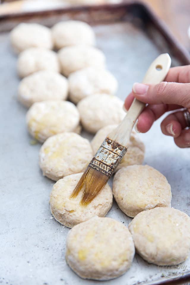 Disposez les biscuits sur une plaque à pâtisserie de manière à ce qu'ils se touchent mais à peine