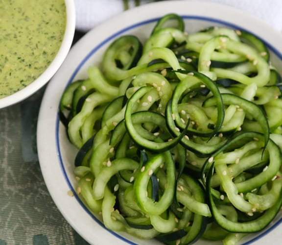 Salade de concombre en spirale 