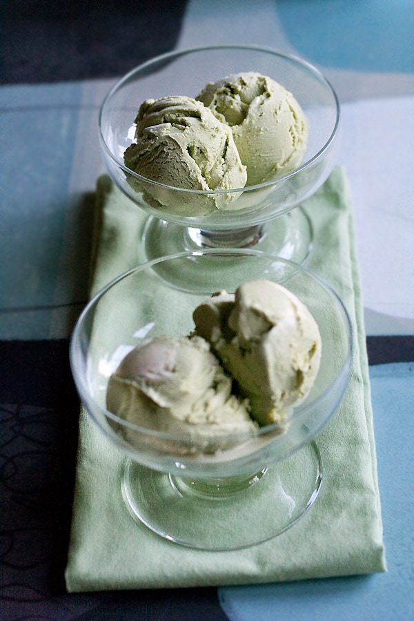 Des boules faciles et délicieuses de glace au Matcha (thé vert) maison servies dans des bols à dessert.