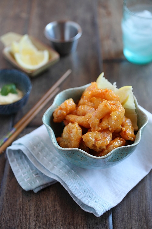 Crevettes sautées japonaises faciles enrobées d'une riche sauce mayo crémeuse à la sriracha servie dans un bol.