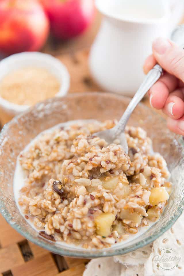 Donnez un coup de fouet à votre gruau du matin en y ajoutant toutes sortes de délicieuses saveurs, textures et ingrédients sains!  Ce gruau multigrains aux pommes et à la cannelle n'a pas seulement un goût incroyable, il est également suffisamment rassasiant pour fournir toute l'énergie nécessaire pour vous sentir rassasié jusqu'au déjeuner.