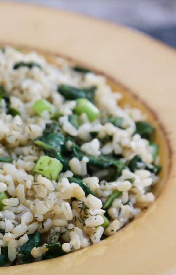 Pilaf de riz brun simple aux épinards et à l'aneth