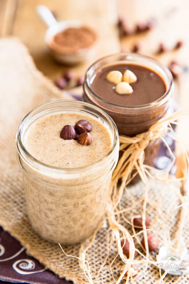 Apprenez à faire facilement votre propre beurre de noisette crémeux à la maison, puis rendez-le encore plus délicieux en y ajoutant une touche de chocolat noir!  Le petit déjeuner ne sera plus jamais le même ... 