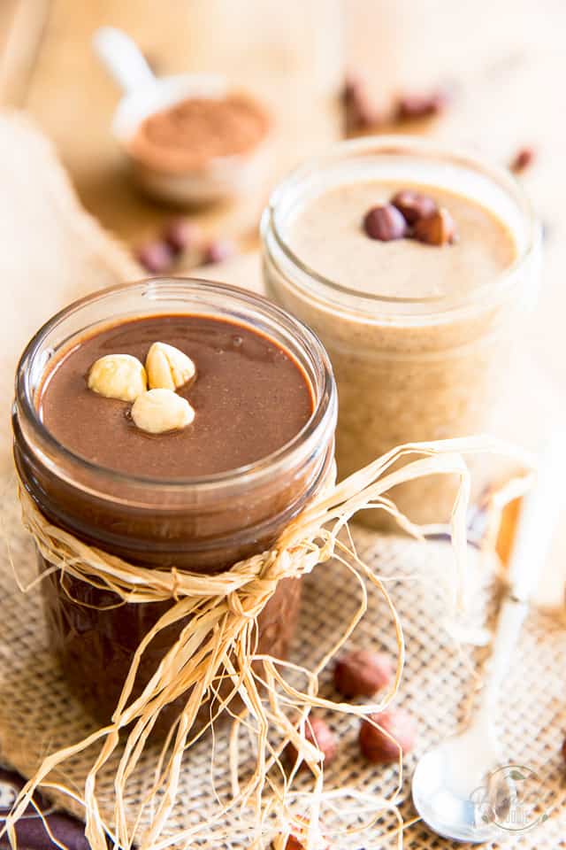 Apprenez à faire facilement votre propre beurre de noisette crémeux à la maison, puis rendez-le encore plus délicieux en y ajoutant une touche de chocolat noir!  Le petit déjeuner ne sera plus jamais le même ... 