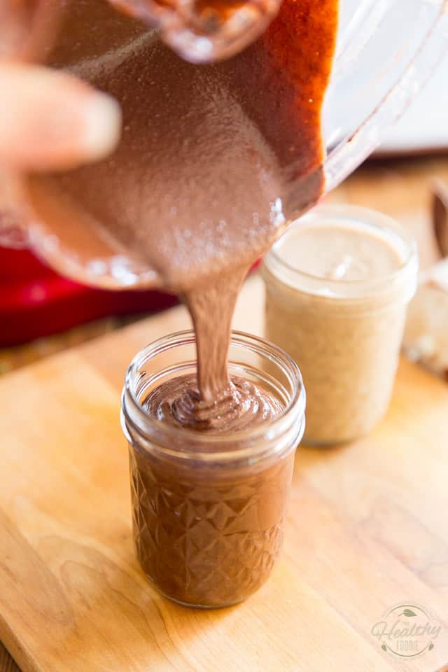 Le beurre de noisette au chocolat noir est versé dans un bocal en verre