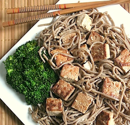 Nouilles soba simples au sésame avec tofu sucré et salé