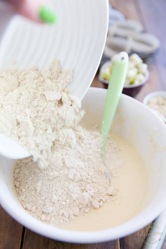 Mélange de farine ajouté aux ingrédients humides pour faire de la pâte à muffins