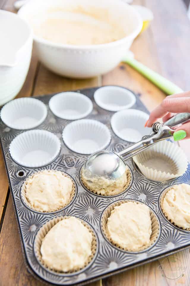Pâte à muffins divisée entre des tasses de moule à muffins