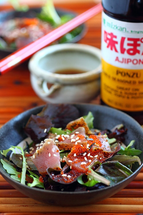 Salade japonaise maison saine avec des légumes asiatiques, des algues, du tobiko et du thon ahi.