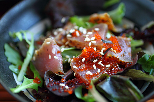 Salade japonaise facile et saine avec du thon ahi poêlé.