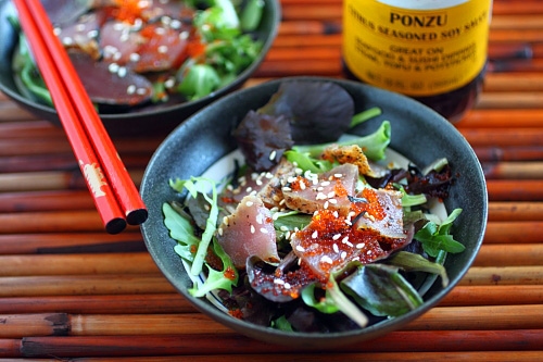 Salade de thon japonais avec vinaigrette Mizkan ponzu, prête à servir.