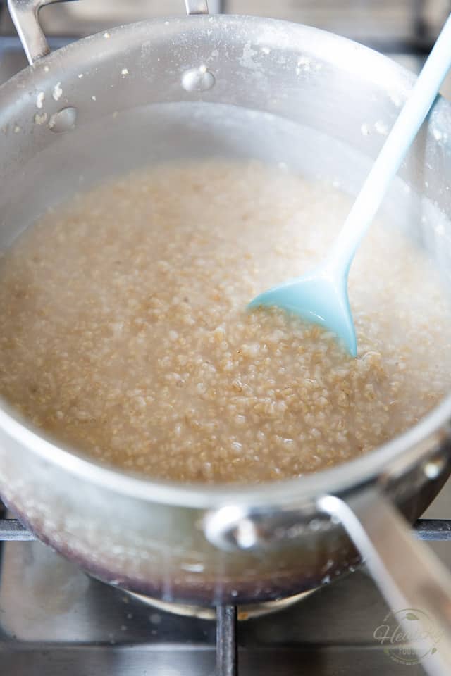 Cuisson des flocons d'avoine coupés en acier dans une casserole en acier inoxydable