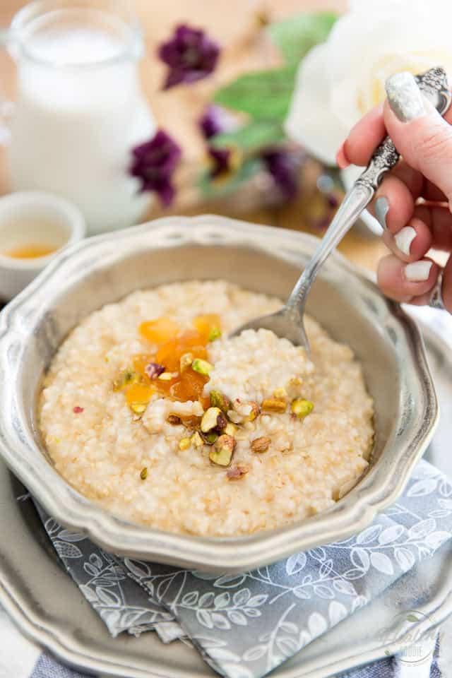 La farine d'avoine coupée en acier est à la fois noisette, croquante, moelleuse et crémeuse!  C'est la tige de sélection parfaite pour vous réconforter par un matin d'hiver froid et vif, ou par toute journée sombre, fraîche et pluvieuse!  Essayez-le seul ou agrémenté de vos garnitures préférées! 