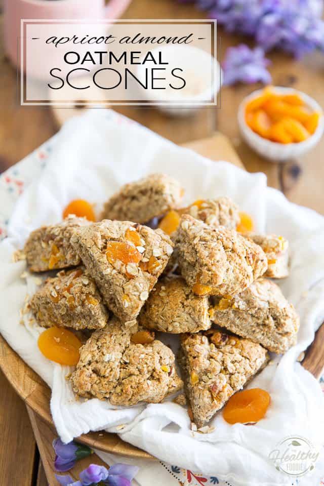 Non seulement ces scones à l'avoine, aux abricots et aux amandes sont absolument délicieux, mais ils sont également très bons pour vous.  Et contrairement à ce que vous pouvez penser, ils ne prennent vraiment pas du tout de temps à faire non plus!  Ils sont parfaits pour le petit-déjeuner ou pour une collation rapide!