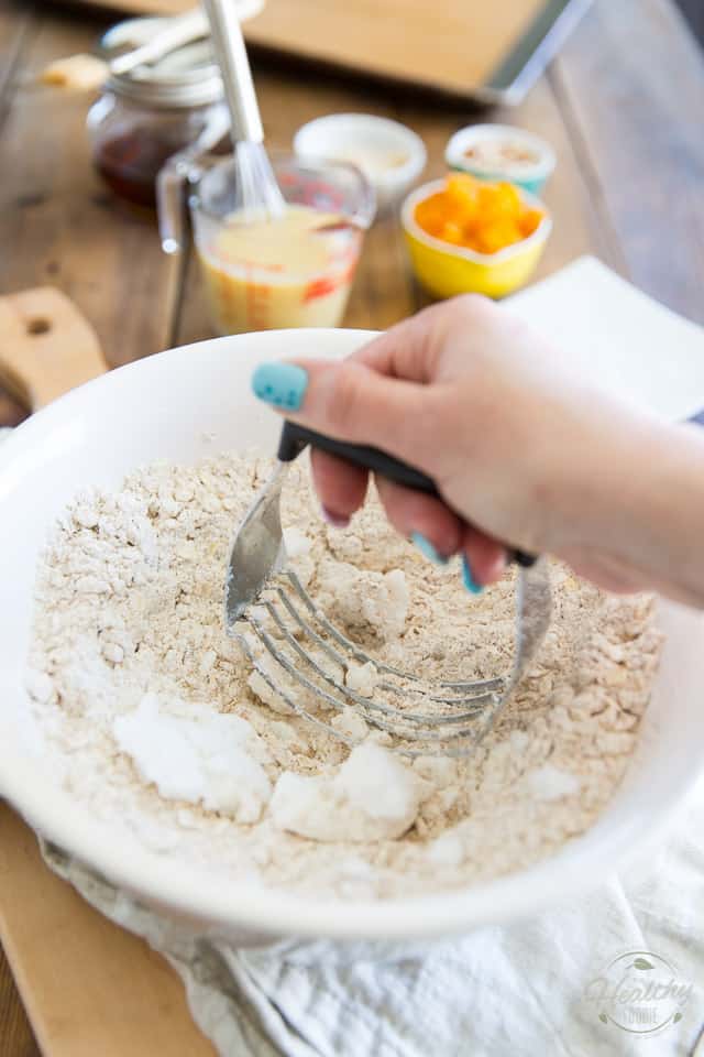 L'huile de coco est mélangée au mélange de farine avec un mélangeur à pâtisserie