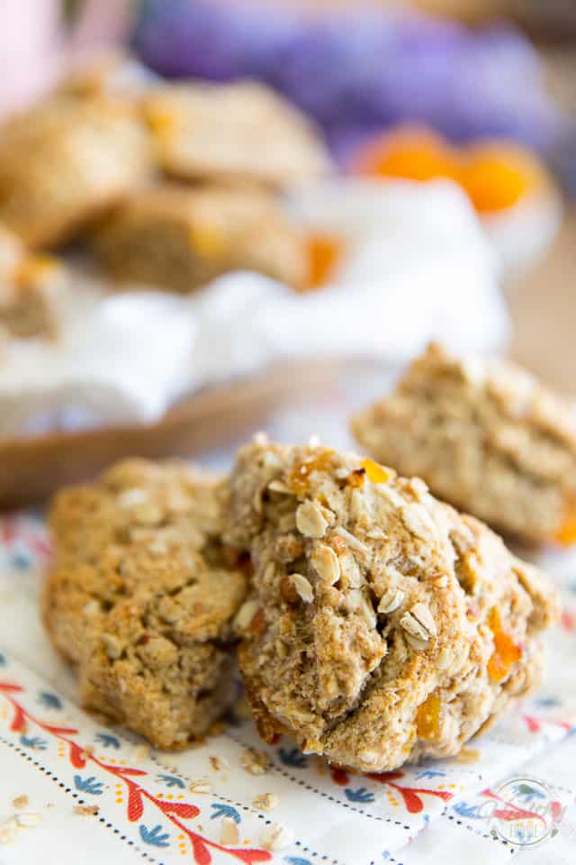 Non seulement ces scones à l'avoine, aux abricots et aux amandes sont absolument délicieux, mais ils sont également très bons pour vous.  Et contrairement à ce que vous pouvez penser, ils ne prennent vraiment pas du tout de temps à faire non plus!  Ils sont parfaits pour le petit-déjeuner ou pour une collation rapide!