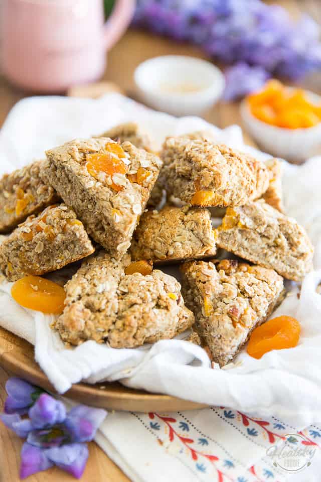 Non seulement ces scones à l'avoine, aux abricots et aux amandes sont absolument délicieux, mais ils sont également très bons pour vous.  Et contrairement à ce que vous pourriez penser, ils ne prennent vraiment pas du tout de temps à fabriquer non plus!  Ils sont parfaits pour le petit-déjeuner ou pour une collation rapide!