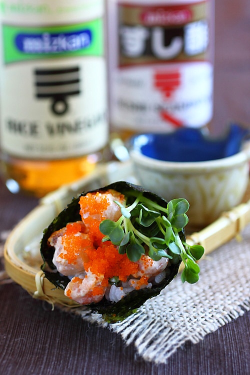 Le rouleau à la main est un sushi populaire.  Apprenez à faire un rouleau à la main avec cette recette de rouleau à la main facile à l'aide de l'assaisonnement pour sushi Mizkan et du vinaigre de riz.  |  rasamalaysia.com