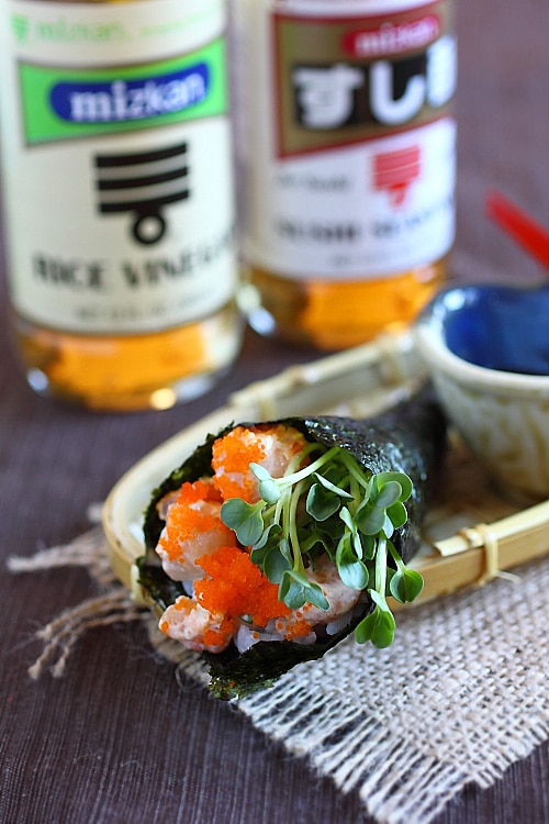 Le rouleau à la main est un sushi populaire.  Apprenez à faire un rouleau à la main avec cette recette de rouleau à la main facile à l'aide de l'assaisonnement pour sushi Mizkan et du vinaigre de riz.  |  rasamalaysia.com