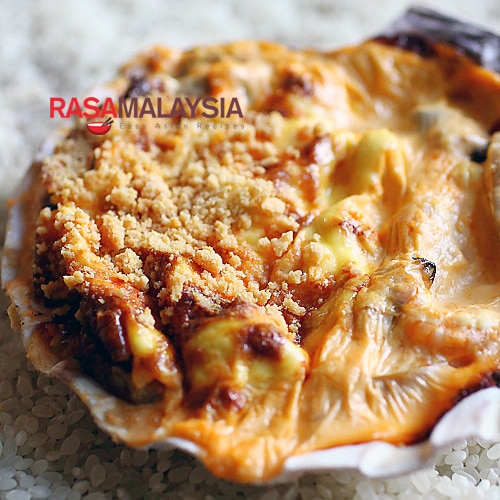 Dynamite de fruits de mer - bébés crevettes, chair de crabe, pétoncles de laurier, palourdes dans une sauce crémeuse à la mayonnaise, agrémentée d'un peu de masago.  |  rasamalaysia.com