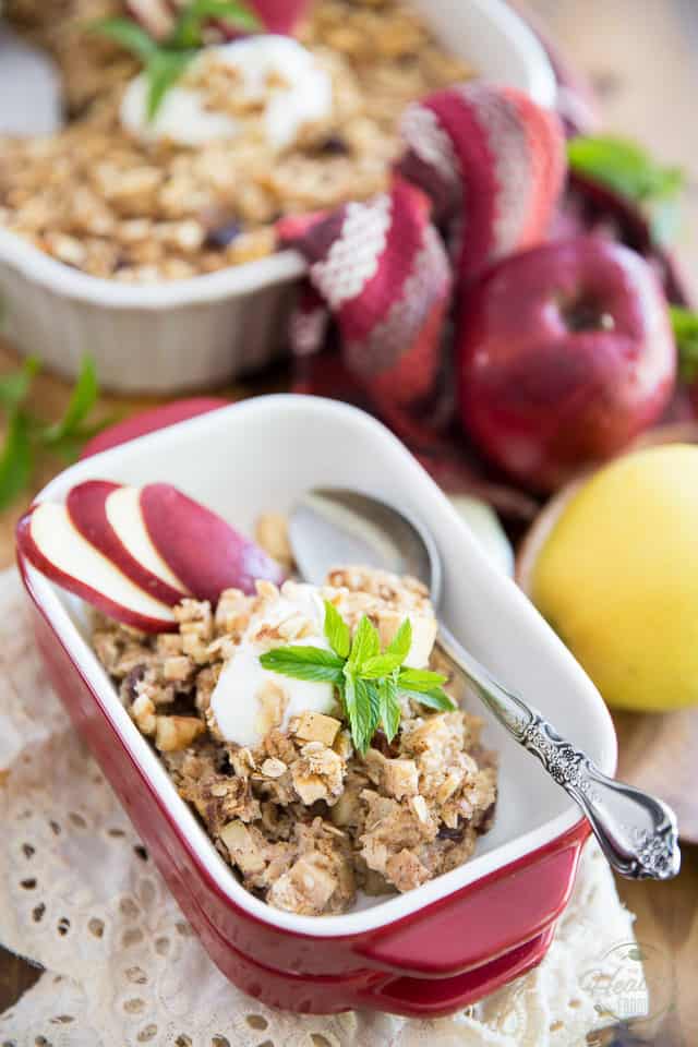 Faire du gruau n'est pas plus facile que ce gruau cuit au four aux pommes et à la cannelle.  Délicieux chaud ou froid, il constitue un petit-déjeuner ou une collation sain et satisfaisant! 