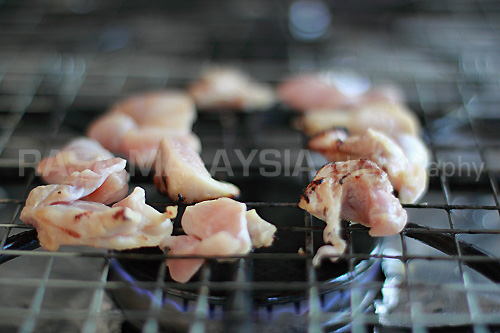 Yakiniku (焼 き 肉) est une viande grillée japonaise ou un barbecue.  Préparez du yakiniku à la maison avec du poulet, du bœuf et / ou des légumes avec cette recette de yakiniku facile.  |  rasamalaysia.com