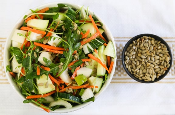 Salade verte aux pommes et pousses