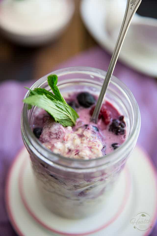 Avoine de nuit à haute teneur en protéines après l'entraînement Easy Berry par Sonia!  Le gourmand en bonne santé |  Recette sur thehealthyfoodie.com