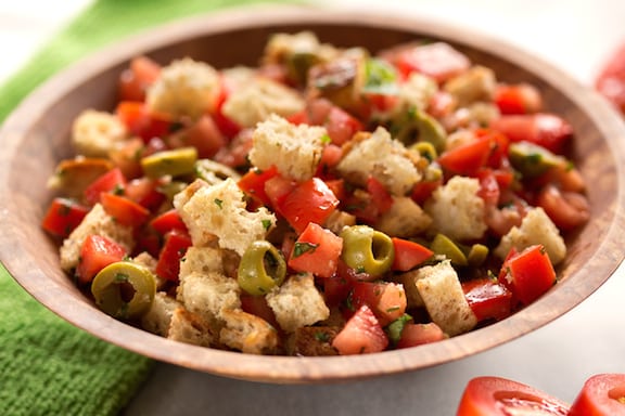 Salade de pain et tomates au basilic