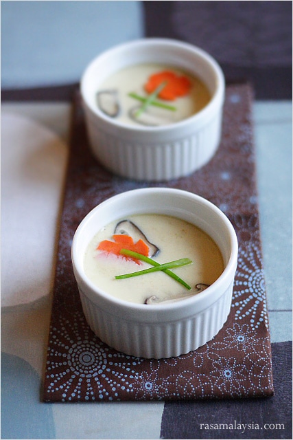 Le chawanmushi ou crème aux œufs cuite à la vapeur (茶碗 蒸 し) est un plat japonais populaire, qui est principalement commandé comme apéritif dans les restaurants japonais.  |  rasamalaysia.com