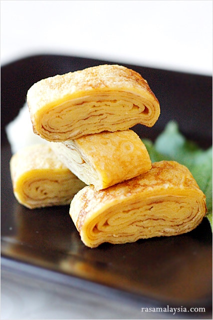 Tamagoyaki est une omelette légèrement sucrée, délicieuse et délicate qui est souvent emballée dans des boîtes à bento japonaises et également servie dans les bars à sushi comme tamago nigiri |  rasamalaysia.com