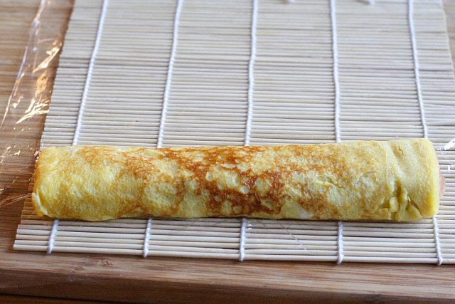 Tamagoyaki est une omelette légèrement sucrée, délicieuse et délicate qui est souvent emballée dans des boîtes à bento japonaises et également servie dans les bars à sushi comme tamago nigiri |  rasamalaysia.com
