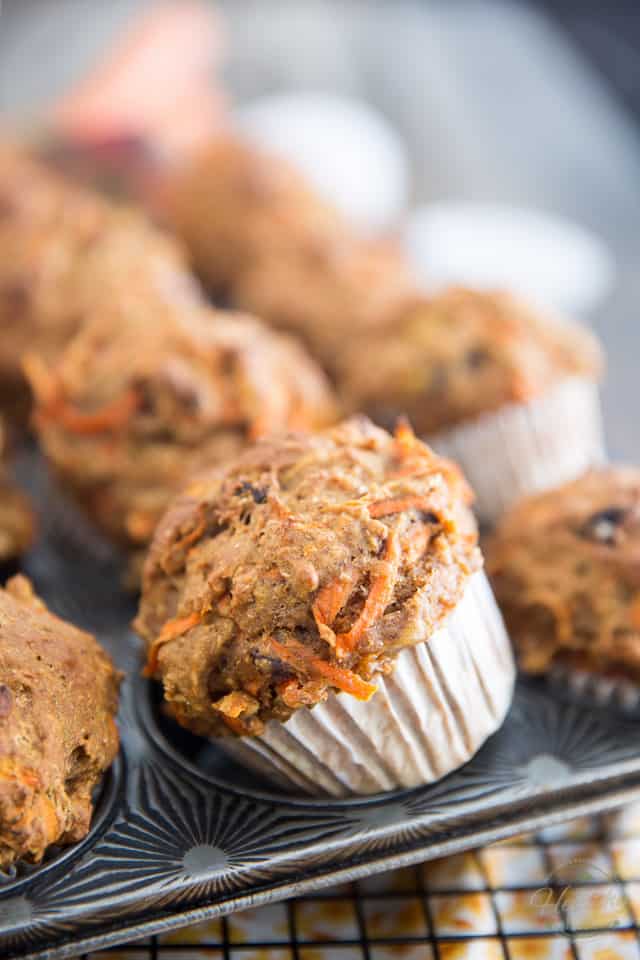 Muffins aux carottes sans sucre ajouté par Sonia!  Le gourmand en bonne santé |  recette sur thehealthyfoodie.com