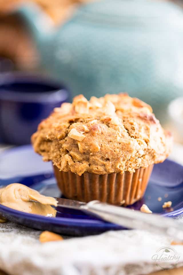 Muffins à l'avoine et au beurre d'arachide naturellement sucrés - Sans sucre raffiné ajouté, faits avec rien d'autre que des ingrédients nutritifs et sains.  Sain et délicieux!
