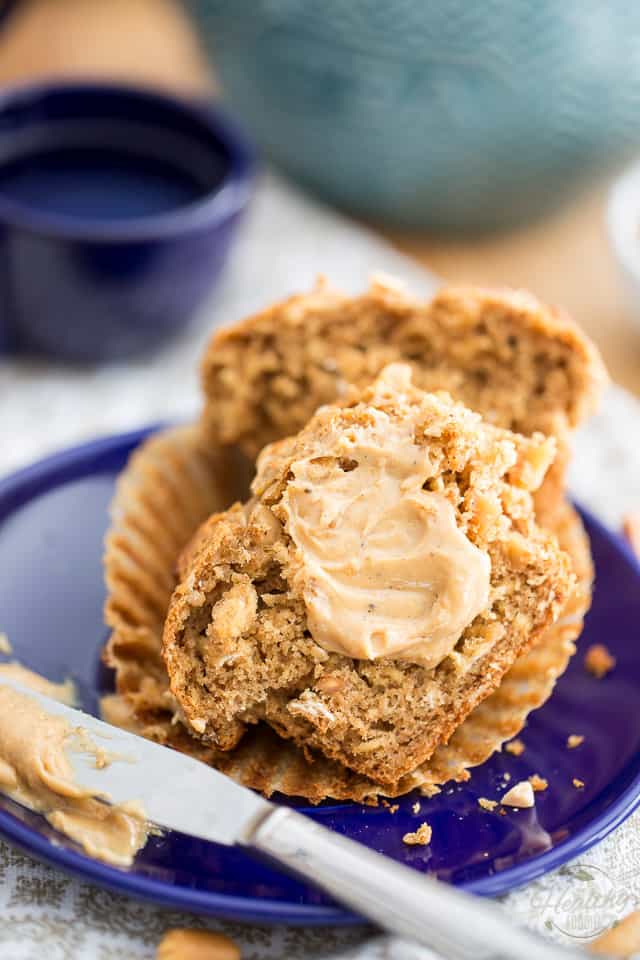 Muffins à l'avoine et au beurre d'arachide naturellement sucrés - Sans sucre raffiné ajouté, faits avec rien d'autre que des ingrédients nutritifs et sains.  Sain et délicieux!