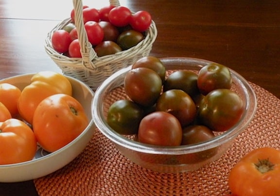 Tomates anciennes sur table
